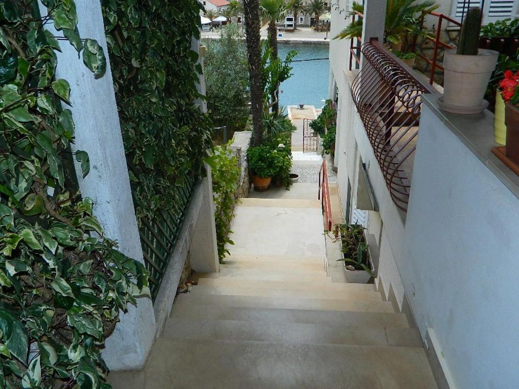 Apartments And Rooms Darinka Vrboska Exterior photo