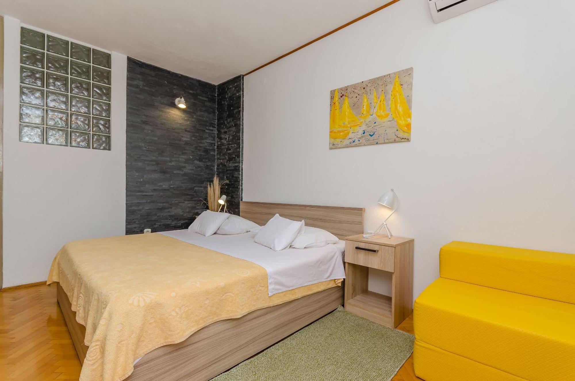 Apartments And Rooms Darinka Vrboska Exterior photo
